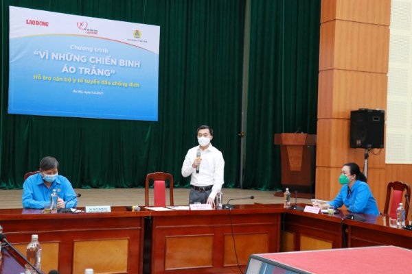 Quỹ Tấm lòng Vàng Báo Lao động trao 500 triệu hỗ trợ tuyến đầu chống dịch COVID-19